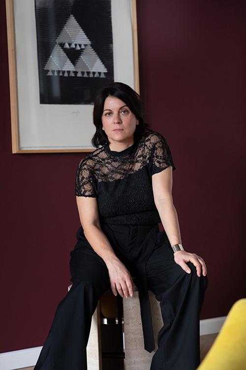 PHOTOSHOOT with Art Advisor MARTINA TAUBER at the Showflat by Designer Stephanie Thatenhorst